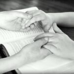 trzymanie-rece-modlitwa-pismo