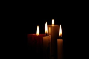 świece-modlitwy-za-zmarłych